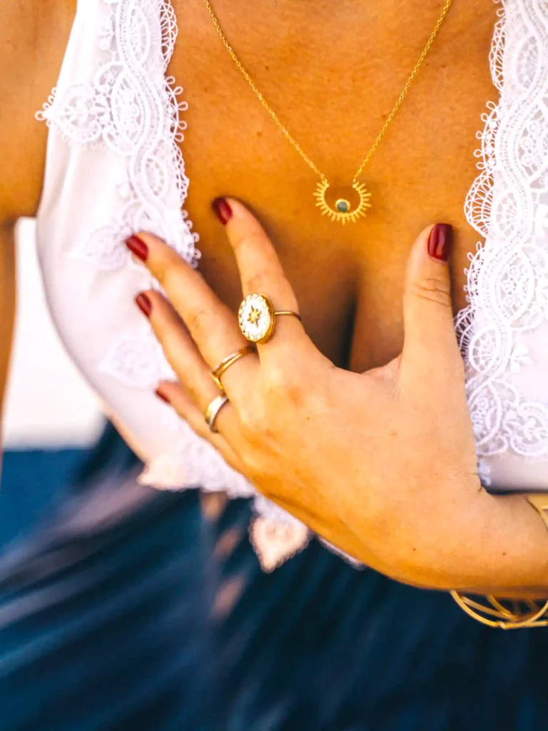 Girl like show cleavage