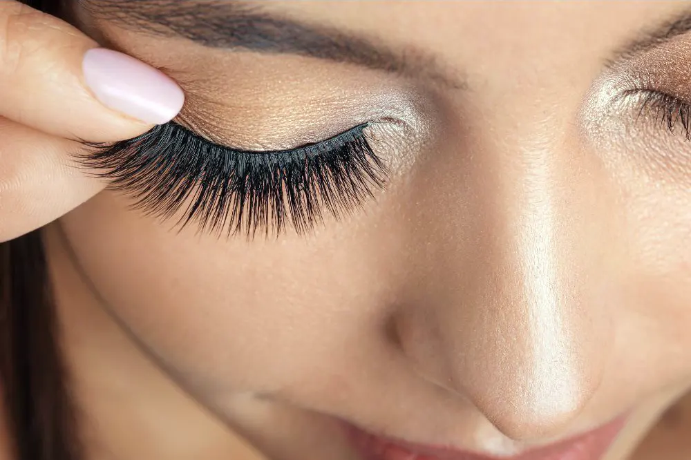 Why Do Girls Wear Fake Eyelashes? Top 14 Reasons To Know 2 Girl wearing fake eyelashes