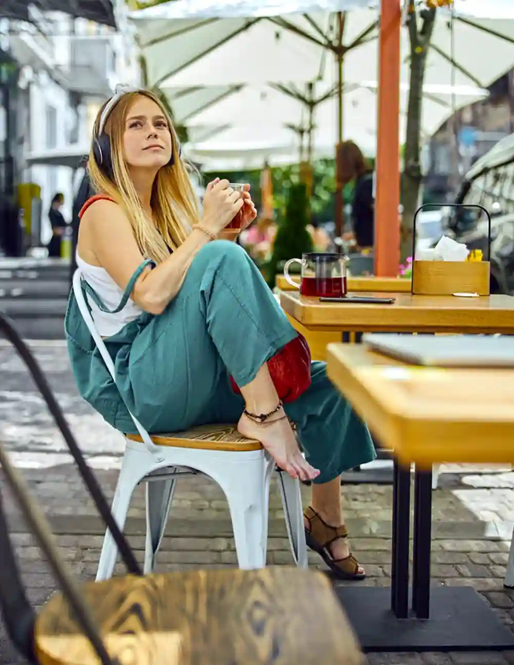 A girl wearing black thread on a leg in a coffee shop